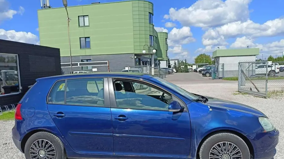 VOLKSWAGEN Golf -