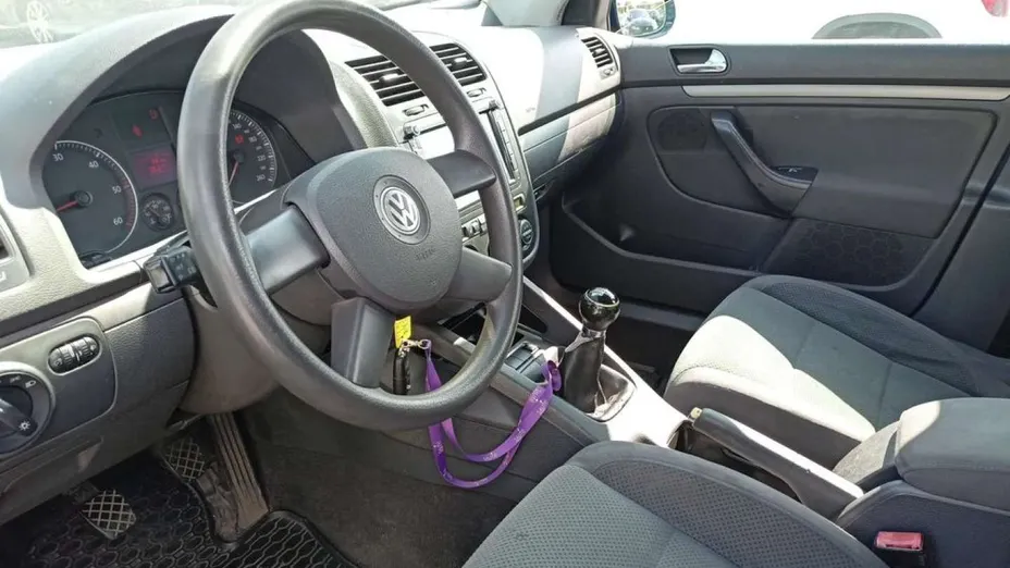 VOLKSWAGEN Golf -