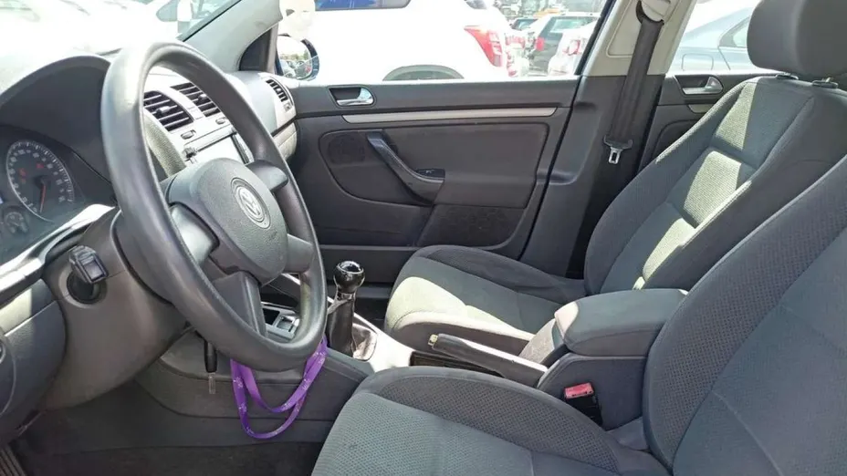 VOLKSWAGEN Golf -