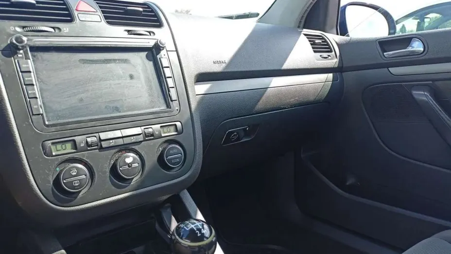 VOLKSWAGEN Golf -