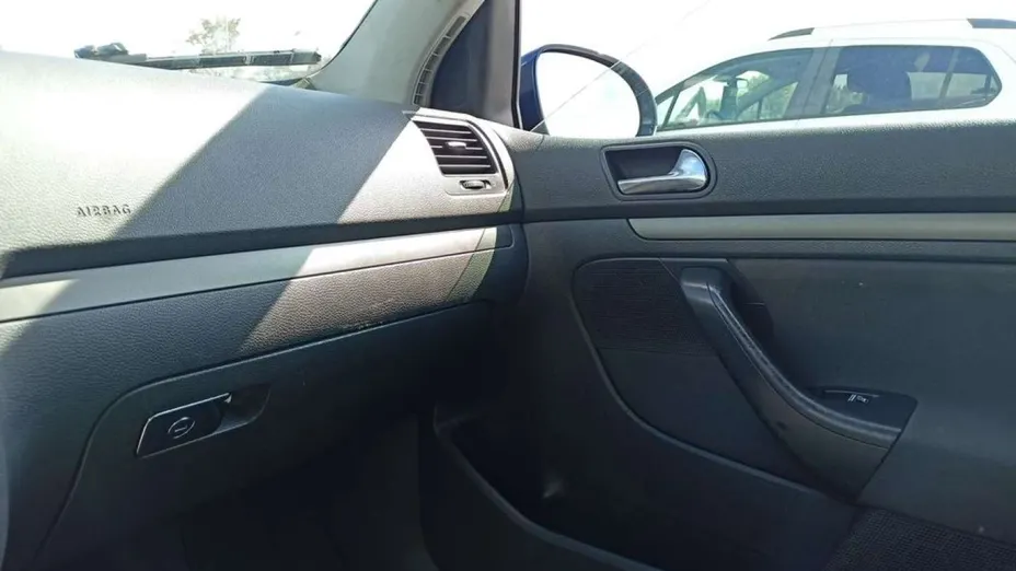 VOLKSWAGEN Golf -