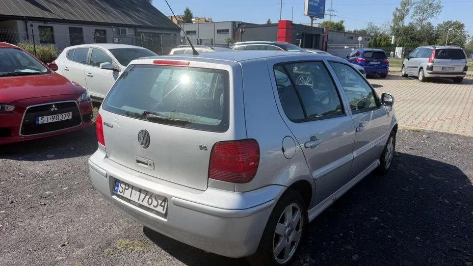 VOLKSWAGEN Polo -