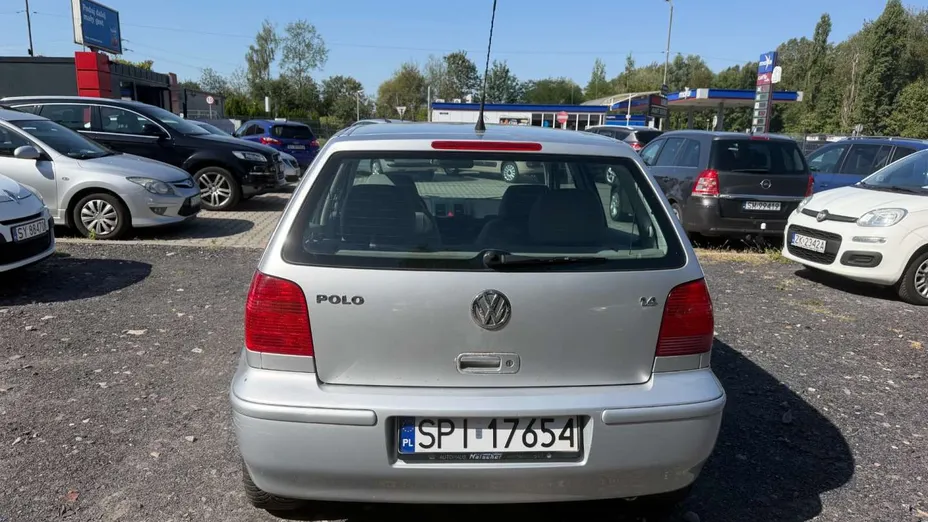 VOLKSWAGEN Polo -