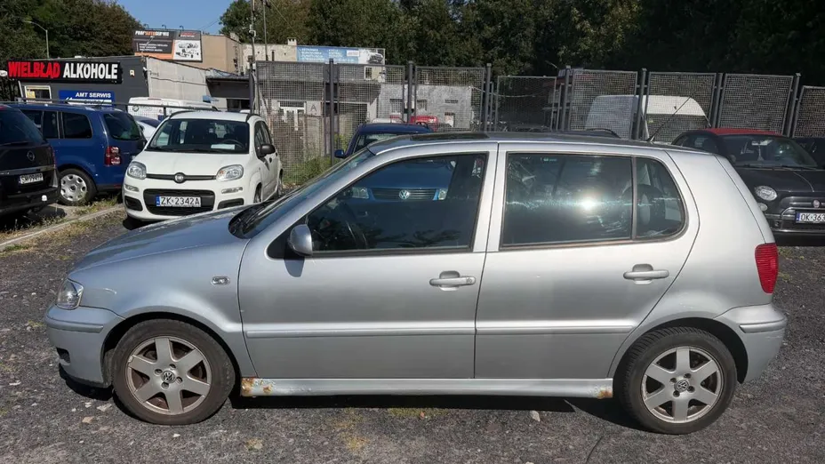 VOLKSWAGEN Polo -