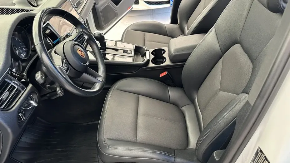 PORSCHE Macan -