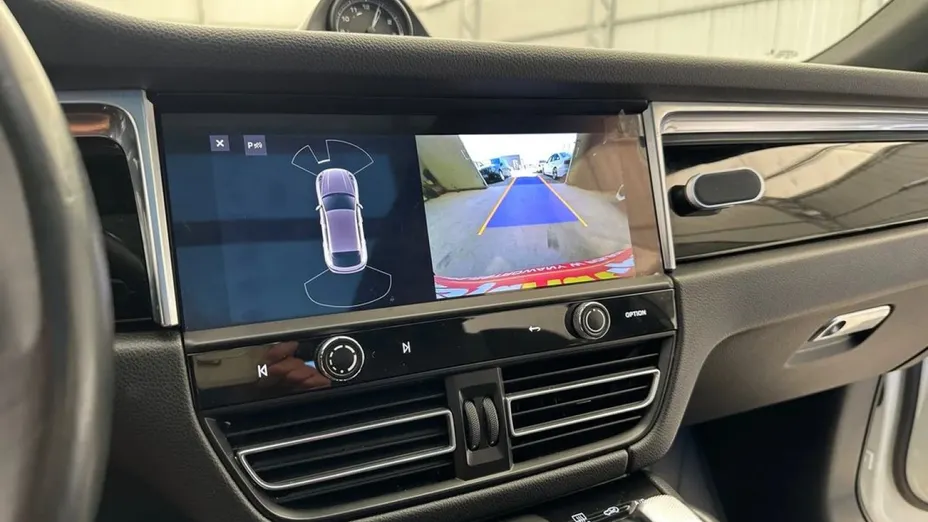 PORSCHE Macan -