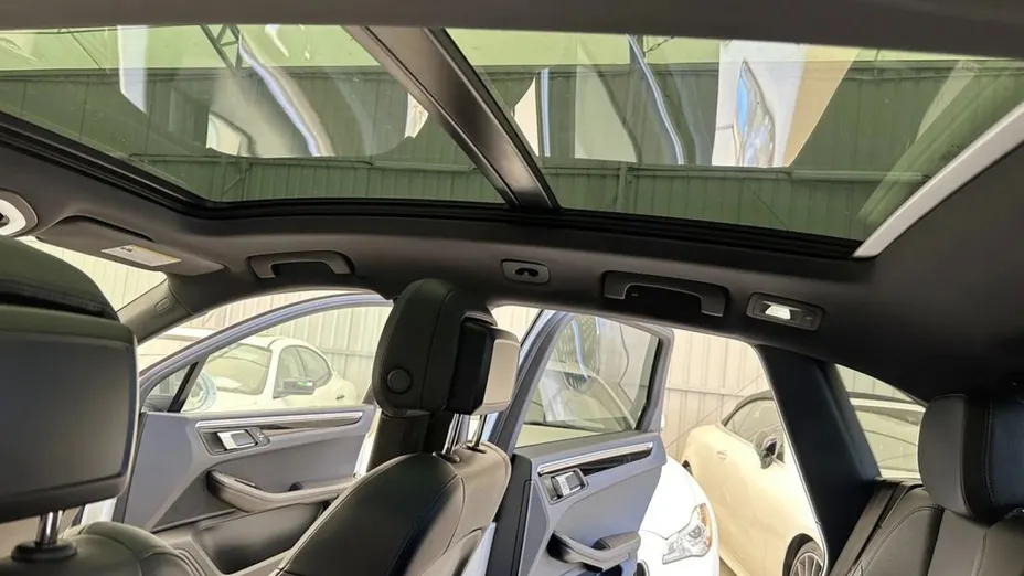 PORSCHE Macan -