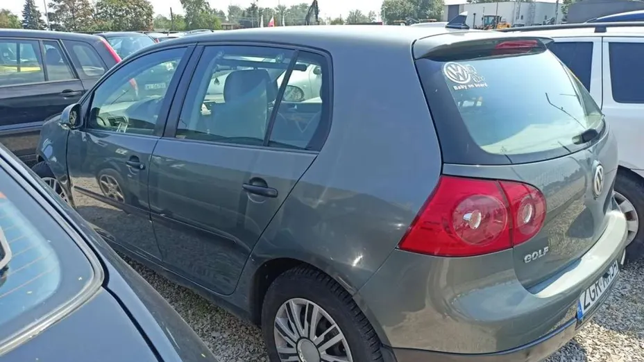 VOLKSWAGEN Golf -