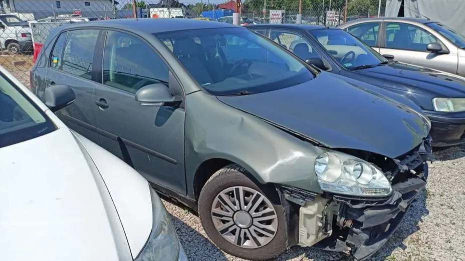 VOLKSWAGEN Golf -