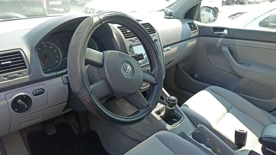 VOLKSWAGEN Golf -