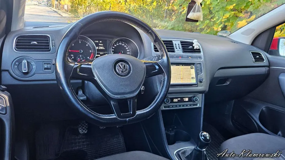 VOLKSWAGEN Polo -