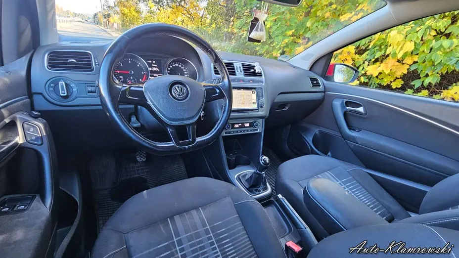 VOLKSWAGEN Polo -