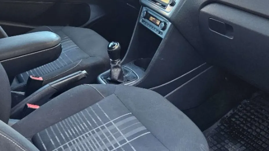 VOLKSWAGEN Polo -
