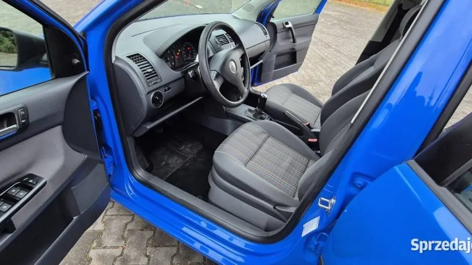 VOLKSWAGEN Polo -