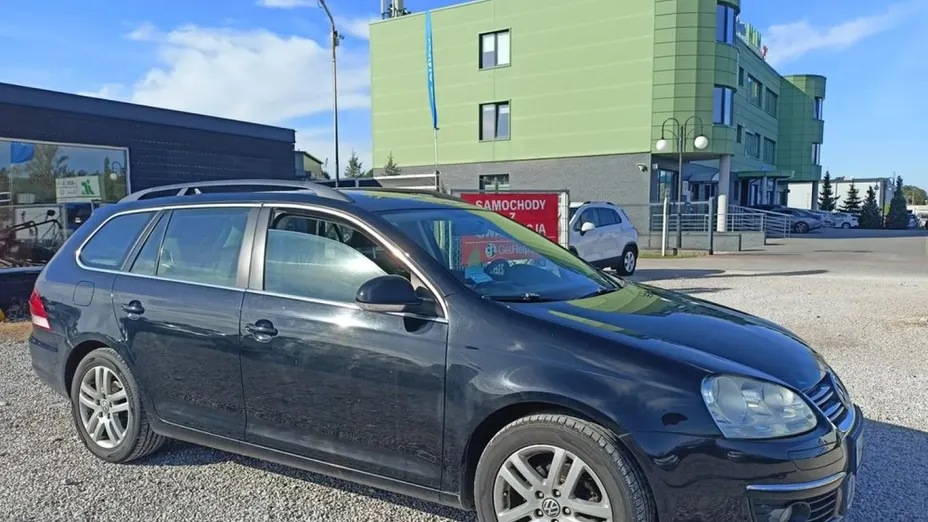 VOLKSWAGEN Golf -
