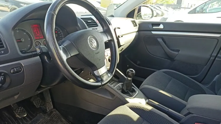 VOLKSWAGEN Golf -