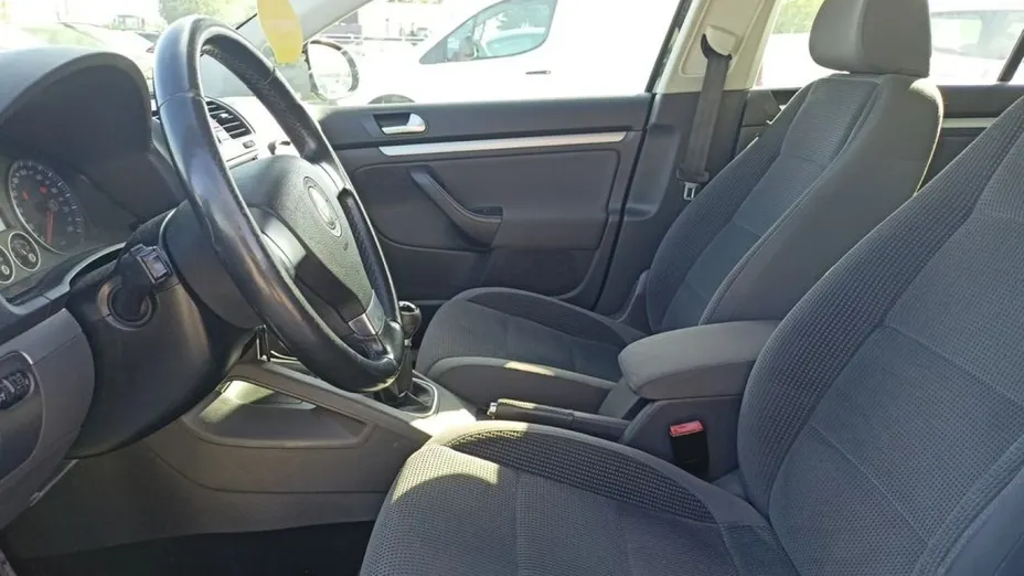 VOLKSWAGEN Golf -