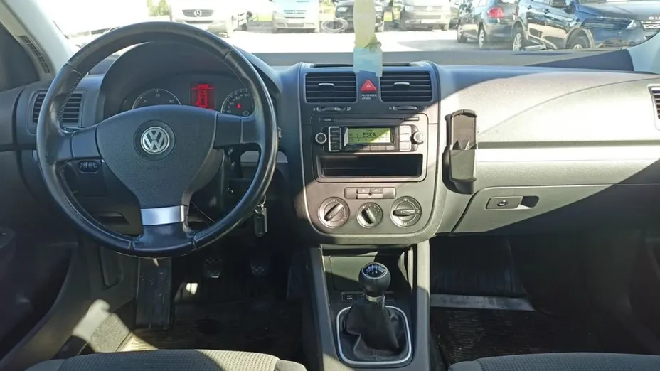 VOLKSWAGEN Golf -