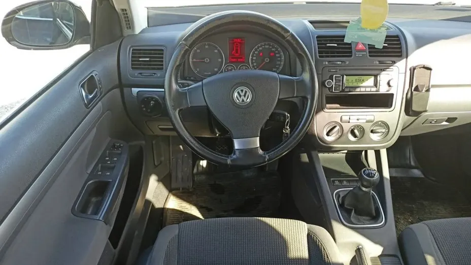 VOLKSWAGEN Golf -