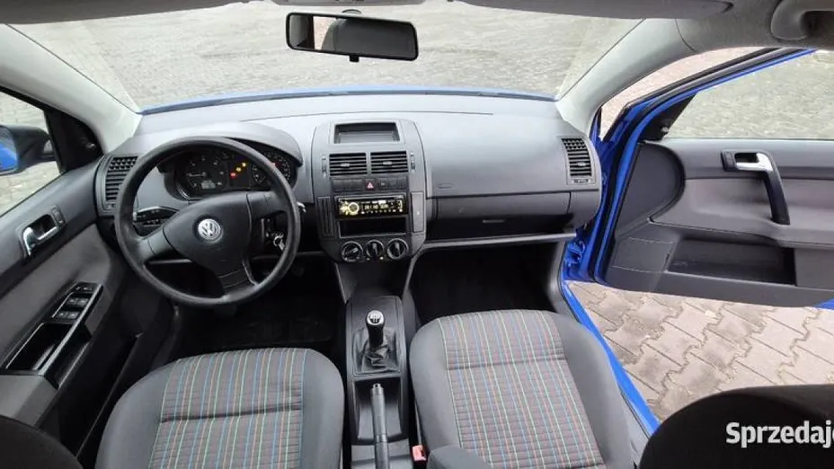 VOLKSWAGEN Polo -