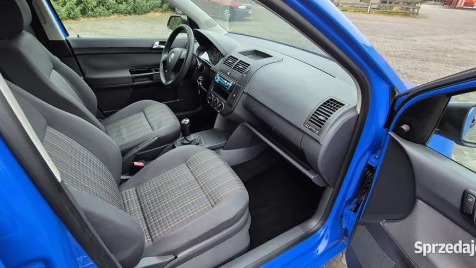 VOLKSWAGEN Polo -