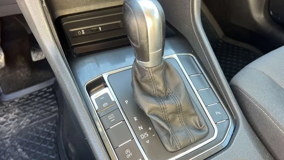VOLKSWAGEN Golf Sportsvan -