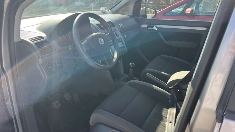 VOLKSWAGEN Touran -