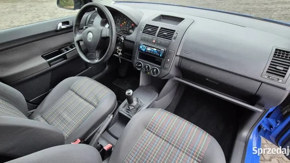 VOLKSWAGEN Polo -