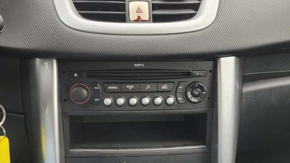 PEUGEOT 207 -
