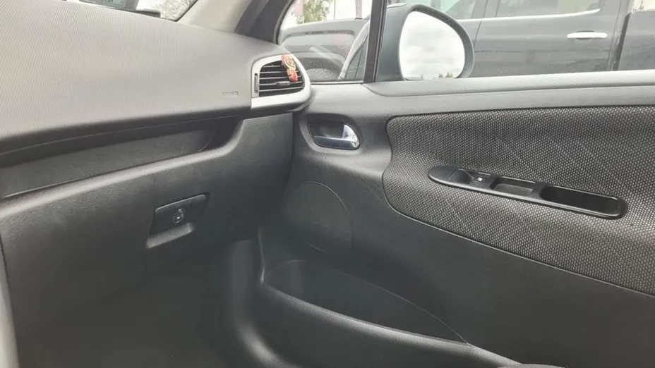 PEUGEOT 207 -