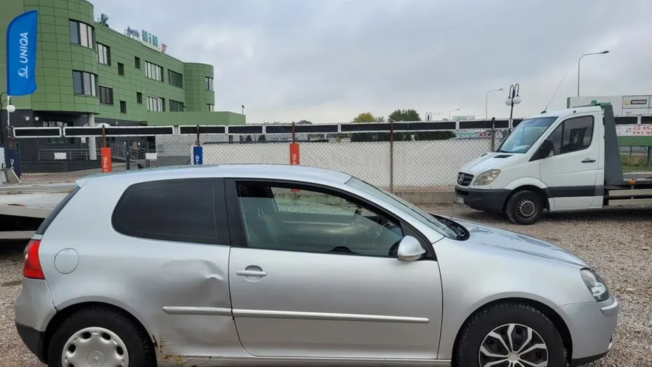 VOLKSWAGEN Golf -