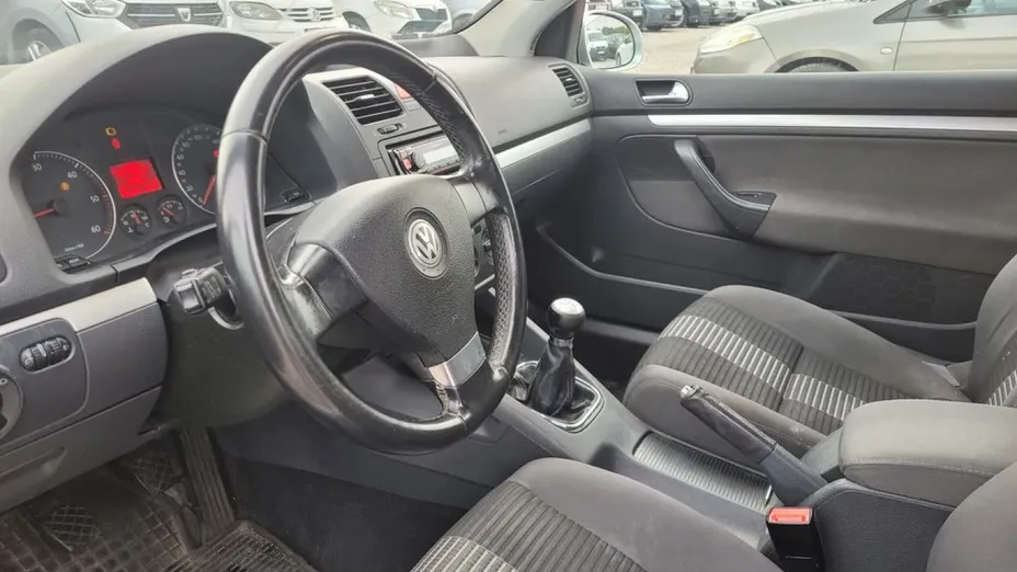 VOLKSWAGEN Golf -