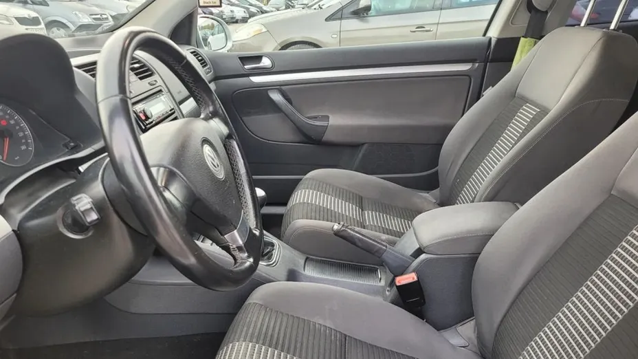 VOLKSWAGEN Golf -