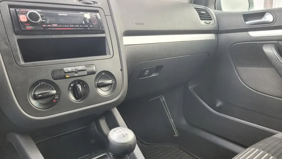 VOLKSWAGEN Golf -