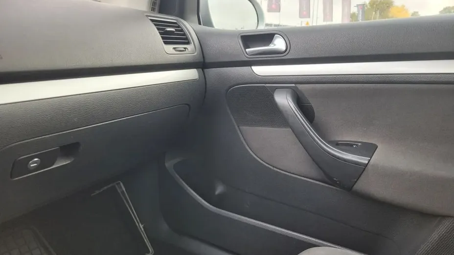 VOLKSWAGEN Golf -
