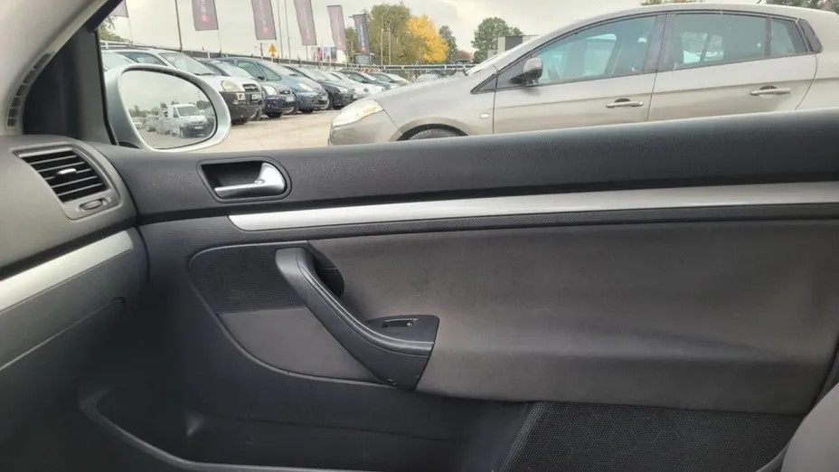 VOLKSWAGEN Golf -