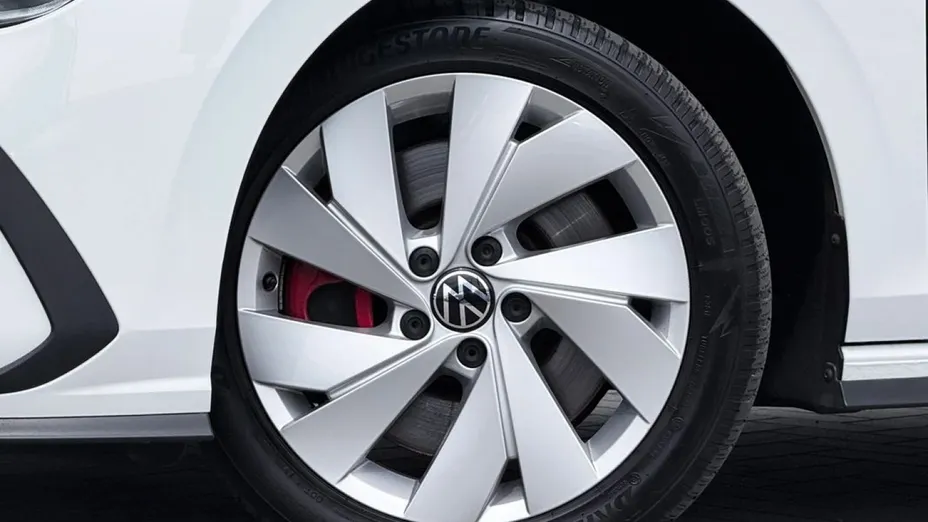 VOLKSWAGEN Golf -