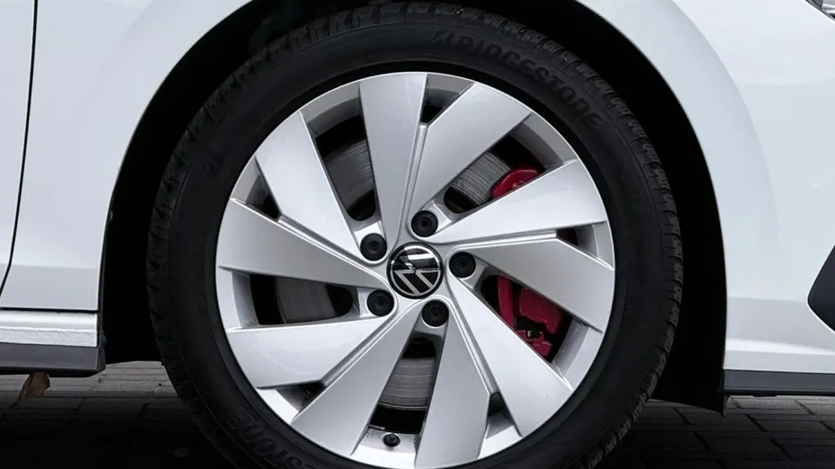 VOLKSWAGEN Golf -