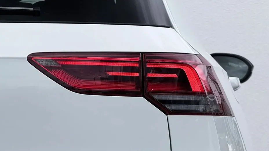 VOLKSWAGEN Golf -