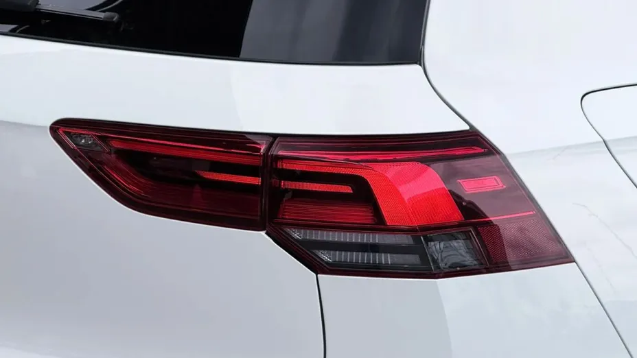VOLKSWAGEN Golf -