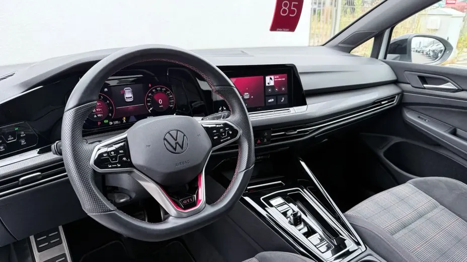 VOLKSWAGEN Golf -