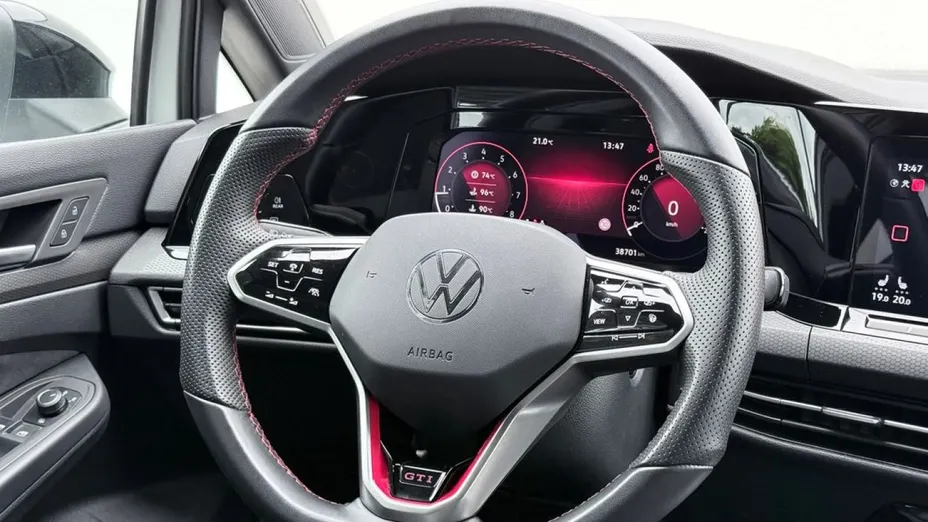 VOLKSWAGEN Golf -