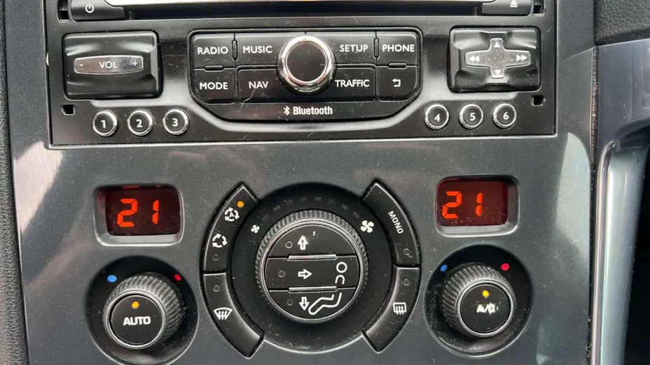 PEUGEOT 3008 -