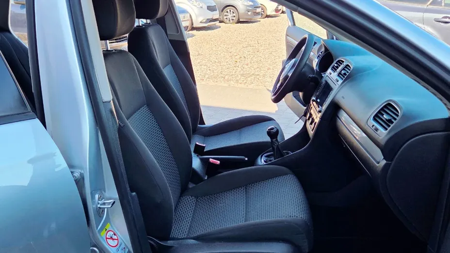 VOLKSWAGEN Golf -