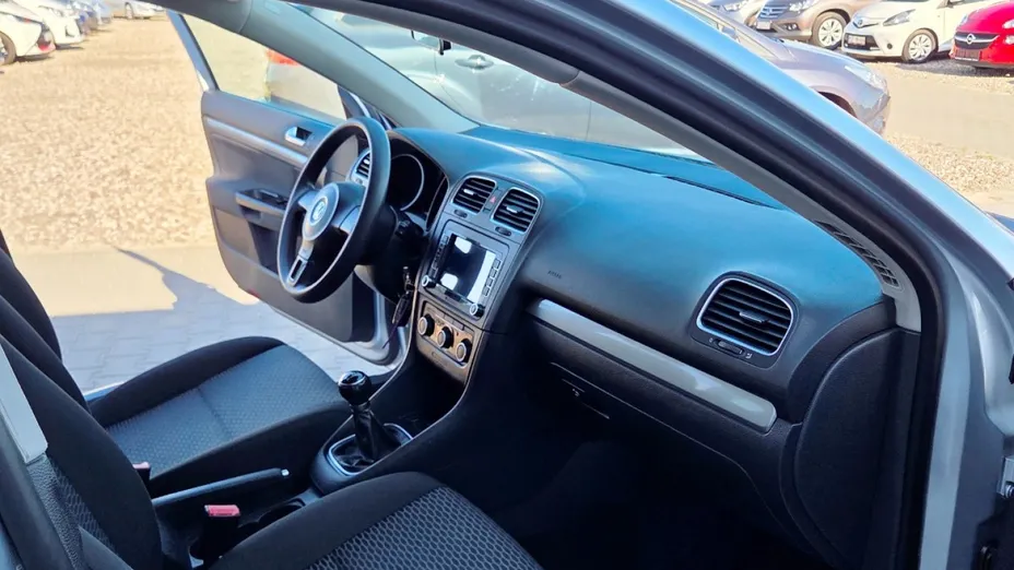VOLKSWAGEN Golf -