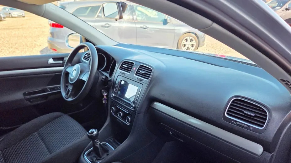 VOLKSWAGEN Golf -