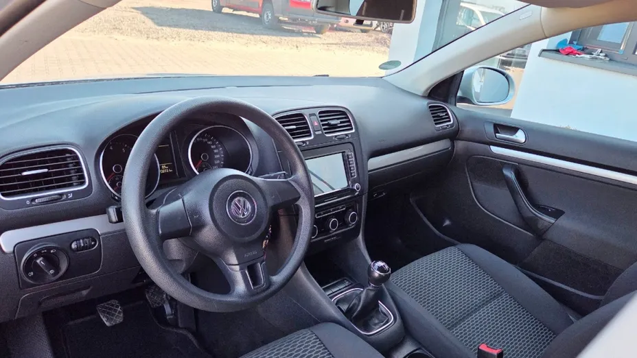 VOLKSWAGEN Golf -
