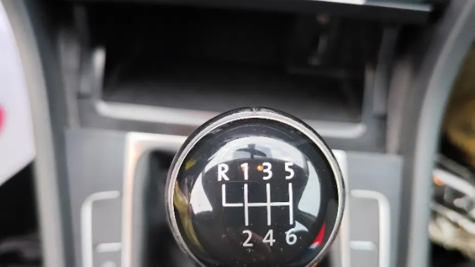 VOLKSWAGEN Golf -