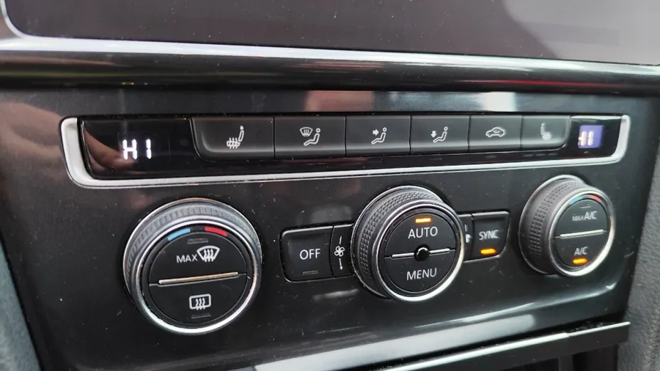 VOLKSWAGEN Golf -