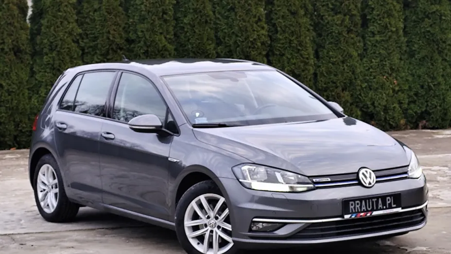 VOLKSWAGEN Golf -